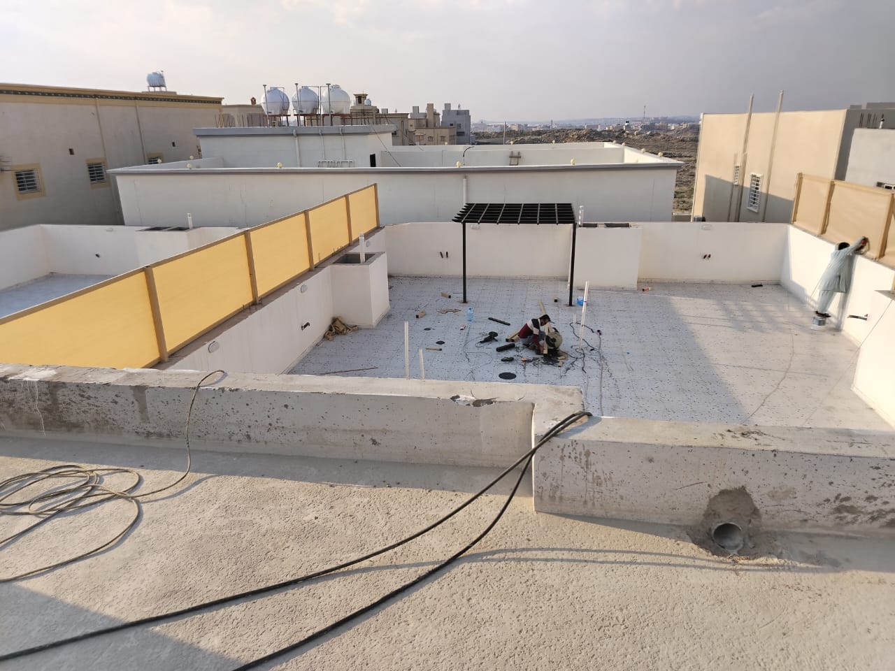 تركيب سواتر على سطح مبنى